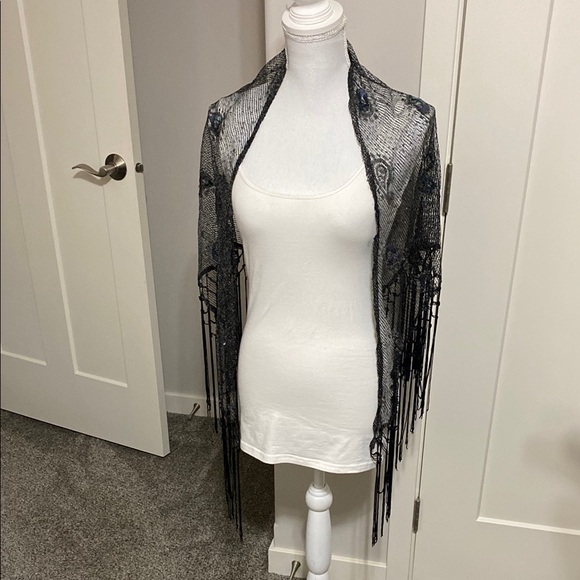Accessories - GORGEOUS Like New OSFM Elegant Black Fringe Shawl!